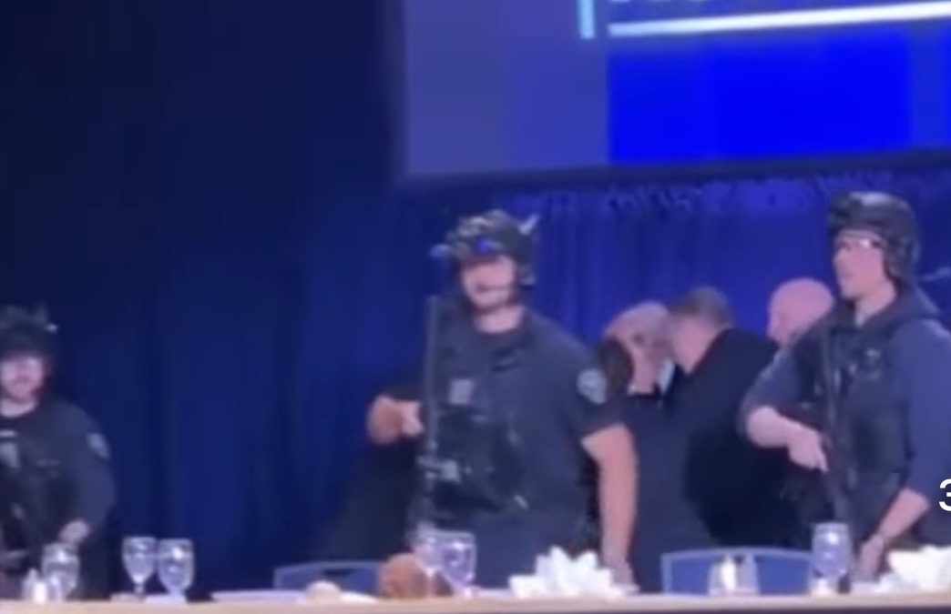 ATTENTATO A TRUMP DURANTE LA CENA OFFERTA AI CORRISPONDENTI DELLA CASA BIANCA – FERITO AGENTE