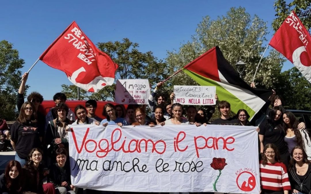 RETE DEGLI STUDENTI DISTRIBUISCE ROSE ALLE LAVORATRICI E AI LAVORATORI NELLA GIORNATA DELLA LORO FESTA
