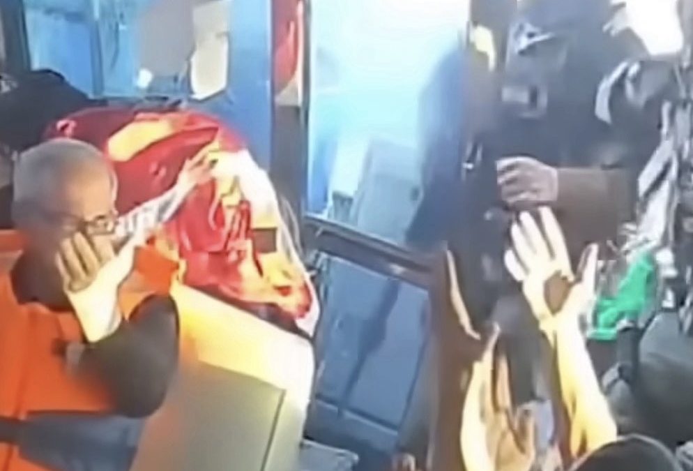 “TRICOLORE VIOLATO E UMILIATO”