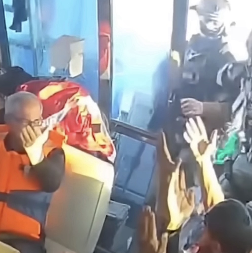 “TRICOLORE VIOLATO E UMILIATO”