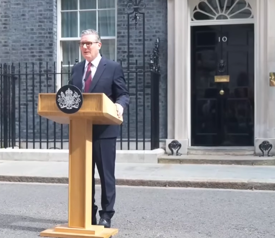 LA CADUTA DI KEIR STARMER RACCONTA LA FATICA DI UN PAESE RIMASTO ISOLATO DOPO LA BREXIT